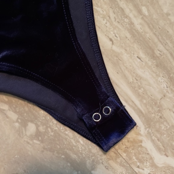 Deep V Neck Velvet Bodysuit - Picture 4 of 5